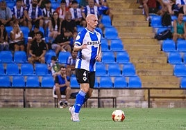 Javi Rentero conduce el balón en el choque ante el Tarazona.