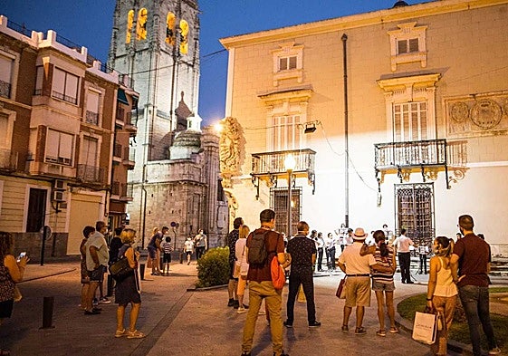 Personas pasean por el centro de Orihuela.