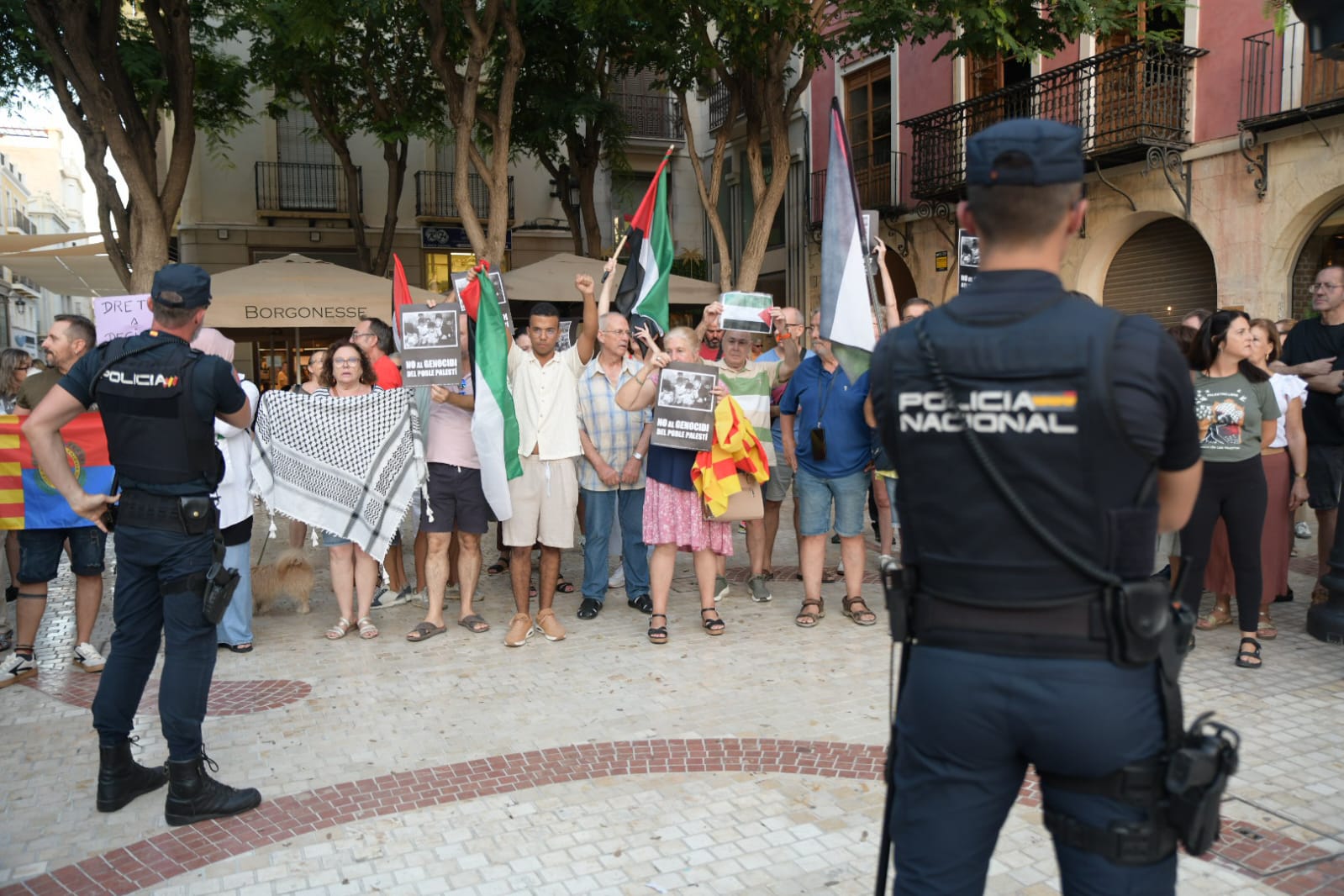 Una protesta propalestina intenta boicotear la visita de la Reina Sofía a Elche