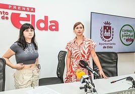 La concejala de Movilidad, Silvia Ibáñez, acompañada por la tesorera del Consejo Local de la Juventud de Elda, Claudia Martínez, este lunes.