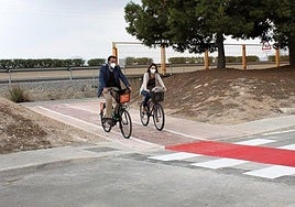 Acceso a la Universidad de Alicante por un caril bici,