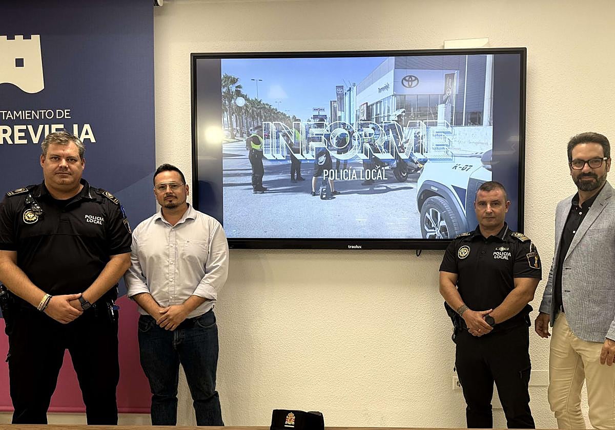 El concejal Federico Alarcón y responsables policiales presentan el balance de un verano con más efectivos y mejor cobertura en Torrevieja.