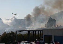 Un avión lucha contra el incendio forestal de Fontcalent.