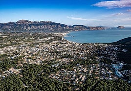El Barranco Hondo atraviesa gran parte del municipio y desemboca en l'Albir.