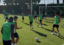 La plantilla del Elche CF, durante la sesión de trabajo en el Díez Iborra pensando en el duelo ante el Real Oviedo.