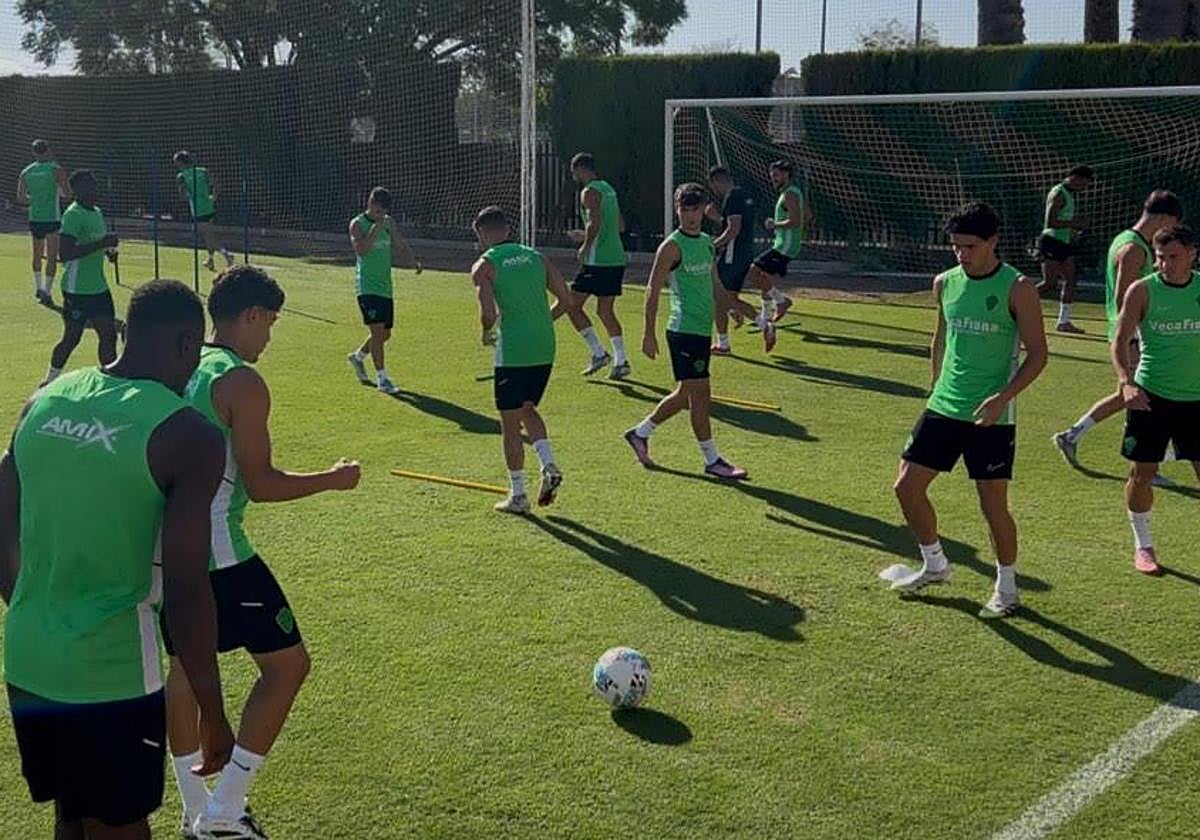 La plantilla del Elche CF, durante la sesión de trabajo en el Díez Iborra pensando en el duelo ante el Real Oviedo.
