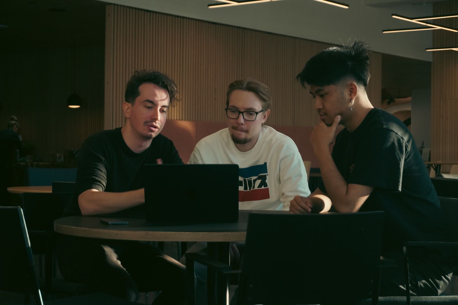 El ingeniero trabaja junto a dos de sus compañeros.