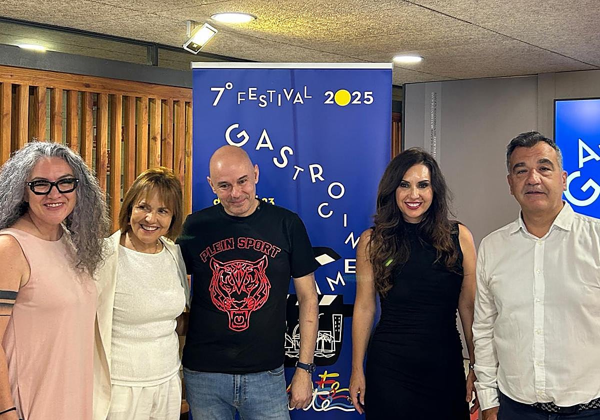 El chef Nazario Cano (c), este miércoles, junto con representantes de la gastronomía alicantina; la concejal de Turismo, Ana Poquet, y el director del Festival de Cine, Vicente Seva.