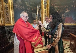 Cutanda, con el capellán y la Santa Faz.