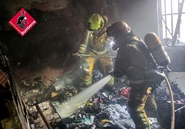 Los bomberos actúan en el interior del inmueble.