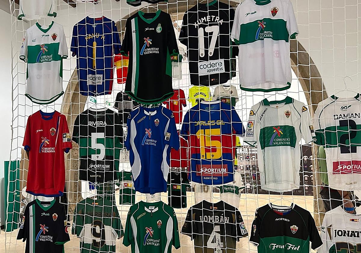 Imagen principal - Elche revive su historia franjiverde a través de más de cien camisetas