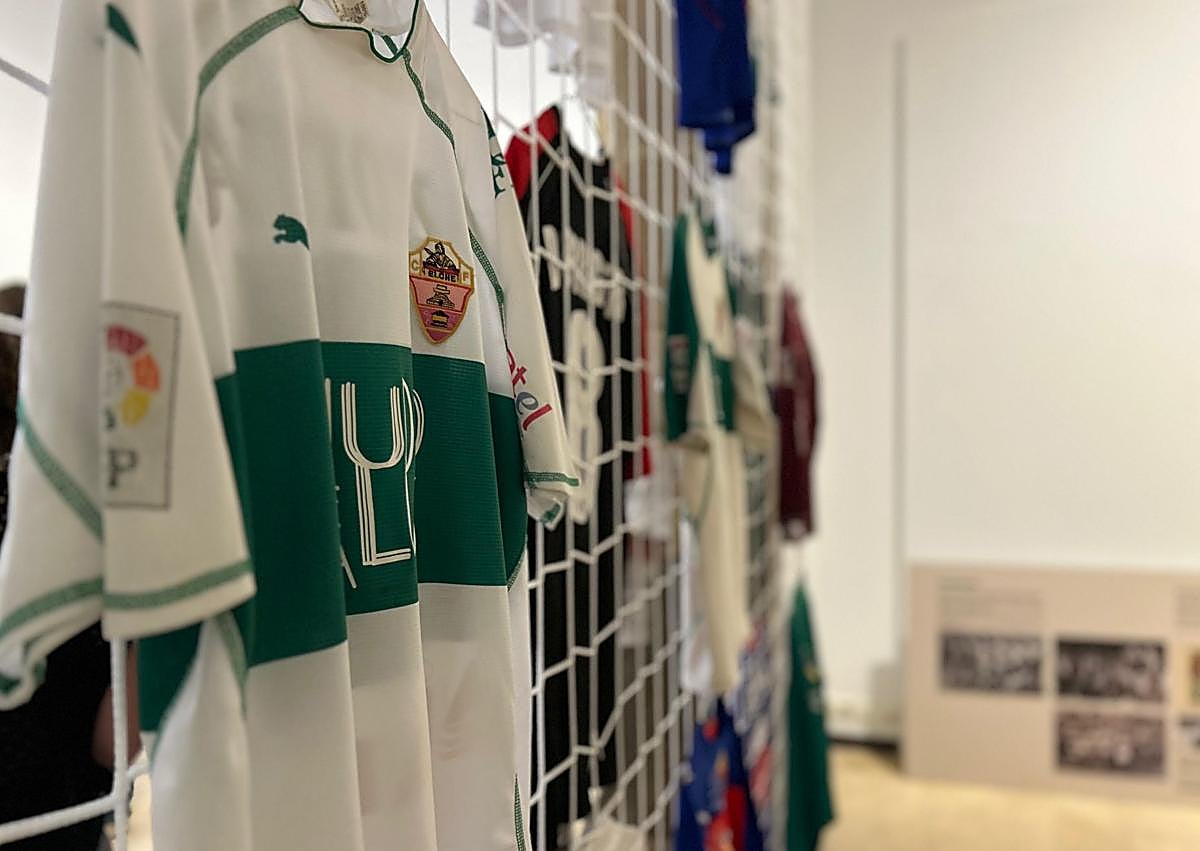 Imagen secundaria 1 - Elche revive su historia franjiverde a través de más de cien camisetas