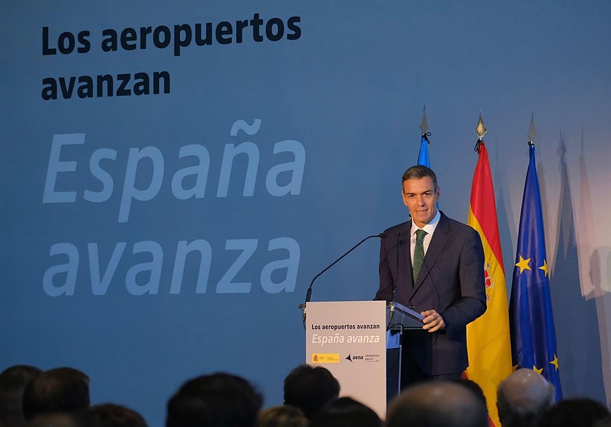 Pedro Sánchez durante el anuncio en el aeropuerto de Alicante-Elche.