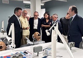 El alcalde Pablo Ruz, junto a los ediles María Bonmatí y Francisco Soler, durante la visita a las obras del CEU Cardenal Herrera en Elche.