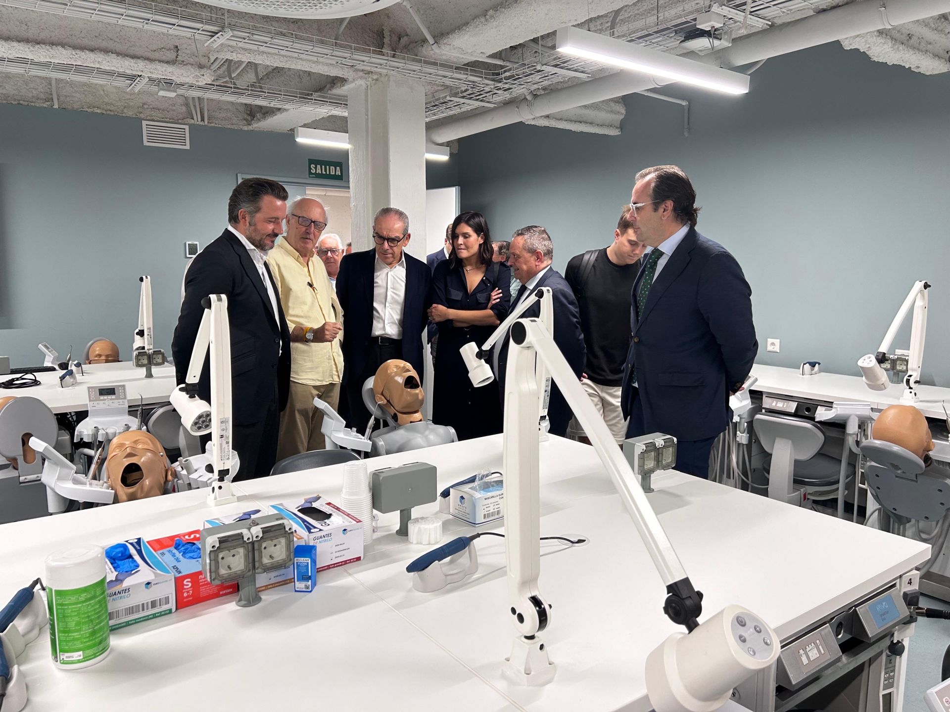 El alcalde Pablo Ruz, junto a los ediles María Bonmatí y Francisco Soler, durante la visita a las obras del CEU Cardenal Herrera en Elche.