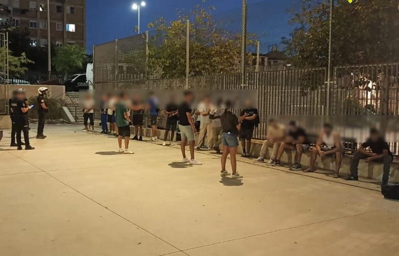 Operativo policial conjunto para acabar con un mercadillo ilegal en la zona Norte de Alicante donde se vendían objetos robados