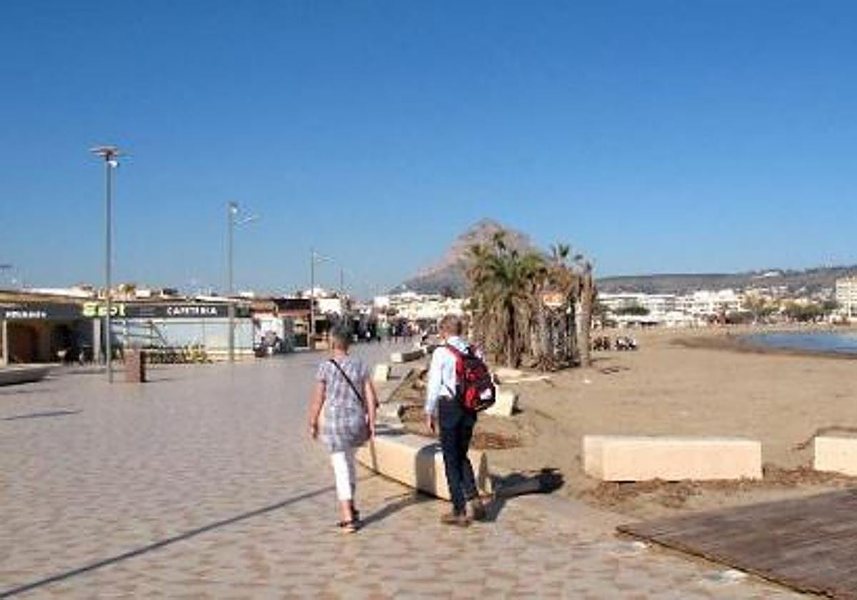 Una pareja, por la playa del Arenal de Xábia.