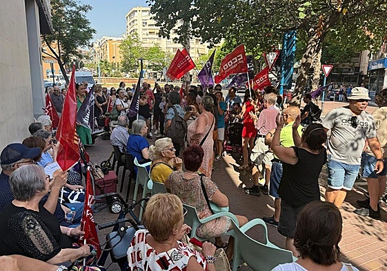 Concentración contra el cierre del Centro de Día en Plaza América.