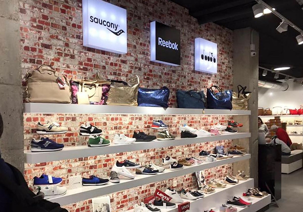 Imagen principal - Nervios entre los comerciantes de la locomotora turística de la Costa Blanca por la caída de ingresos este verano