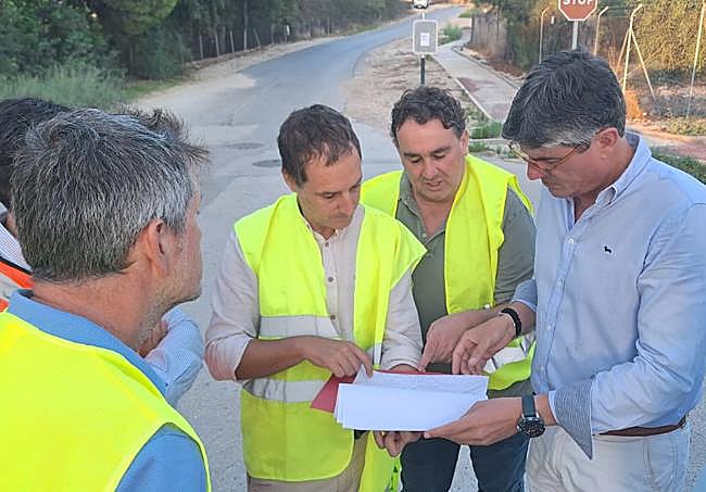 El alcalde visita el primer día de obras de asfaltado.