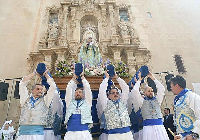 Salida de la Virgen de la Alegría desde la Basílica de Santa María.
