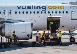 Un avión de Vueling en el aeropuerto de Alicante-Elche.
