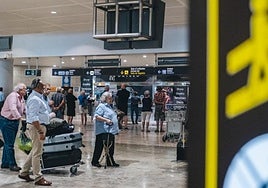 Pasajeros en el aeropuerto Alicante-Elche Miguel Hernández.