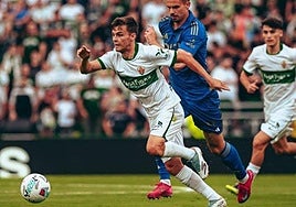 Aleix Febas disputando un balón durante la primera mitad..
