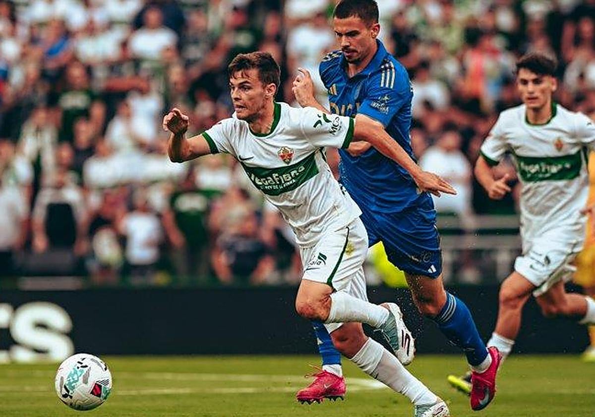 Aleix Febas disputando un balón durante la primera mitad..