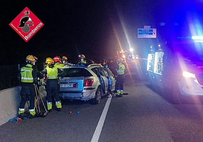 Bomberos al rescate de las personas heridas.