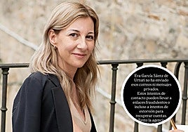 La escritora Eva García Sáenz de Urturi y el mensaje de alerta.