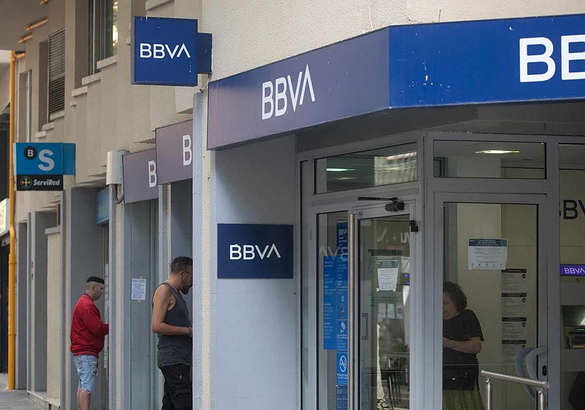 Oficina del BBVA junto a la de Banco Sabadell.