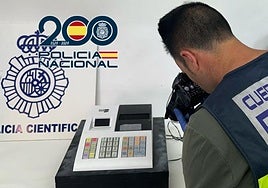 Agentes durante una inspección ocular en uno de los locales donde se produjeron los robos.