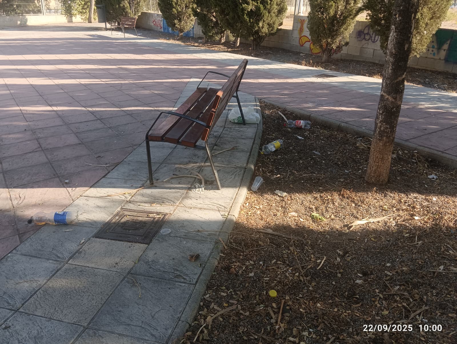 Imagen principal - Un botellón continuo frente a un colegio de Alicante