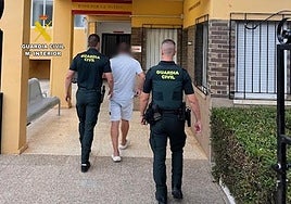 El sospechosos, bajo custodia de la Guardia Civil.