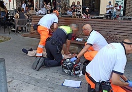 Un agente de la Policía Local de Alicante reanima junto a equipos sanitarios a un hombre.