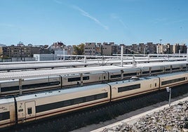 Trenes en la estación ferroviria de Alicante.