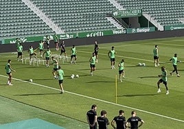 El Elche CF prepara en el Martínez Valero su visita al CA Osasuna en El Sadar.