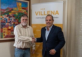 El alcalde de Villena y el presidente de la Cámara de Comercio tras firmar el acuerdo.