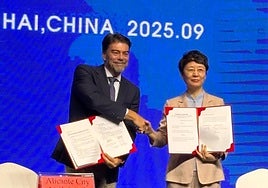 El alcalde de Alicante, Luis Barcala, y su homóloga de la ciudad china de Weihai, Kong Fanping, firman el convenio de colaboración.