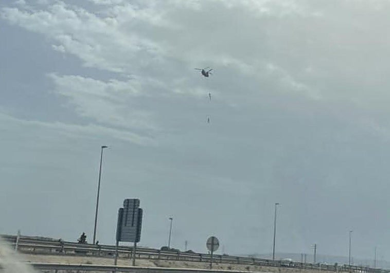Helicóptero en maniobras en Alicante.