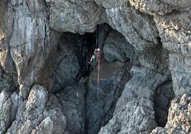 Senderista colgando de la cuerda.