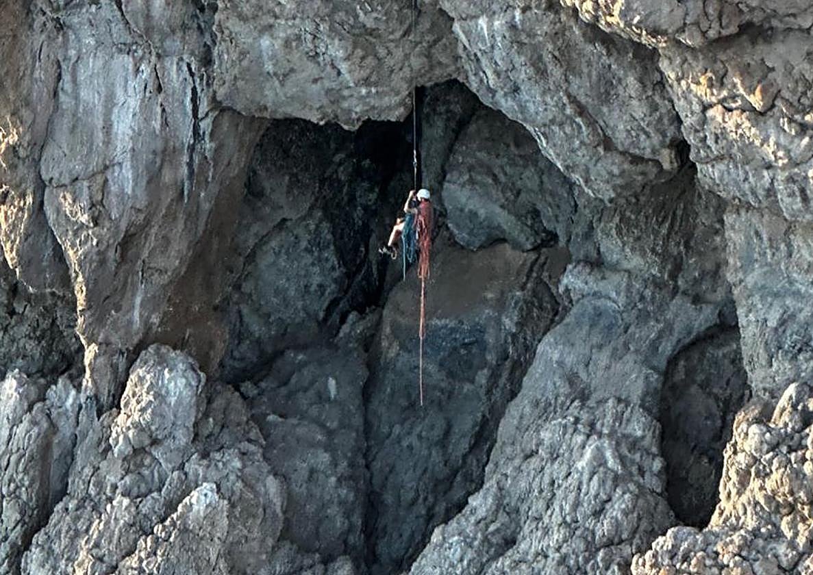 Senderista colgando de la cuerda.