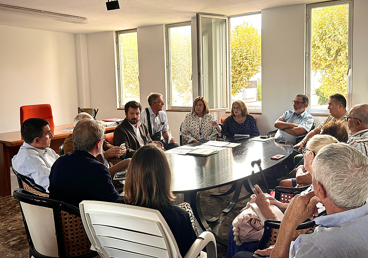El director de Costas, Marc García, y la comisionada Pepa Font, reunidos con los vecinos afectados por el deslinde.