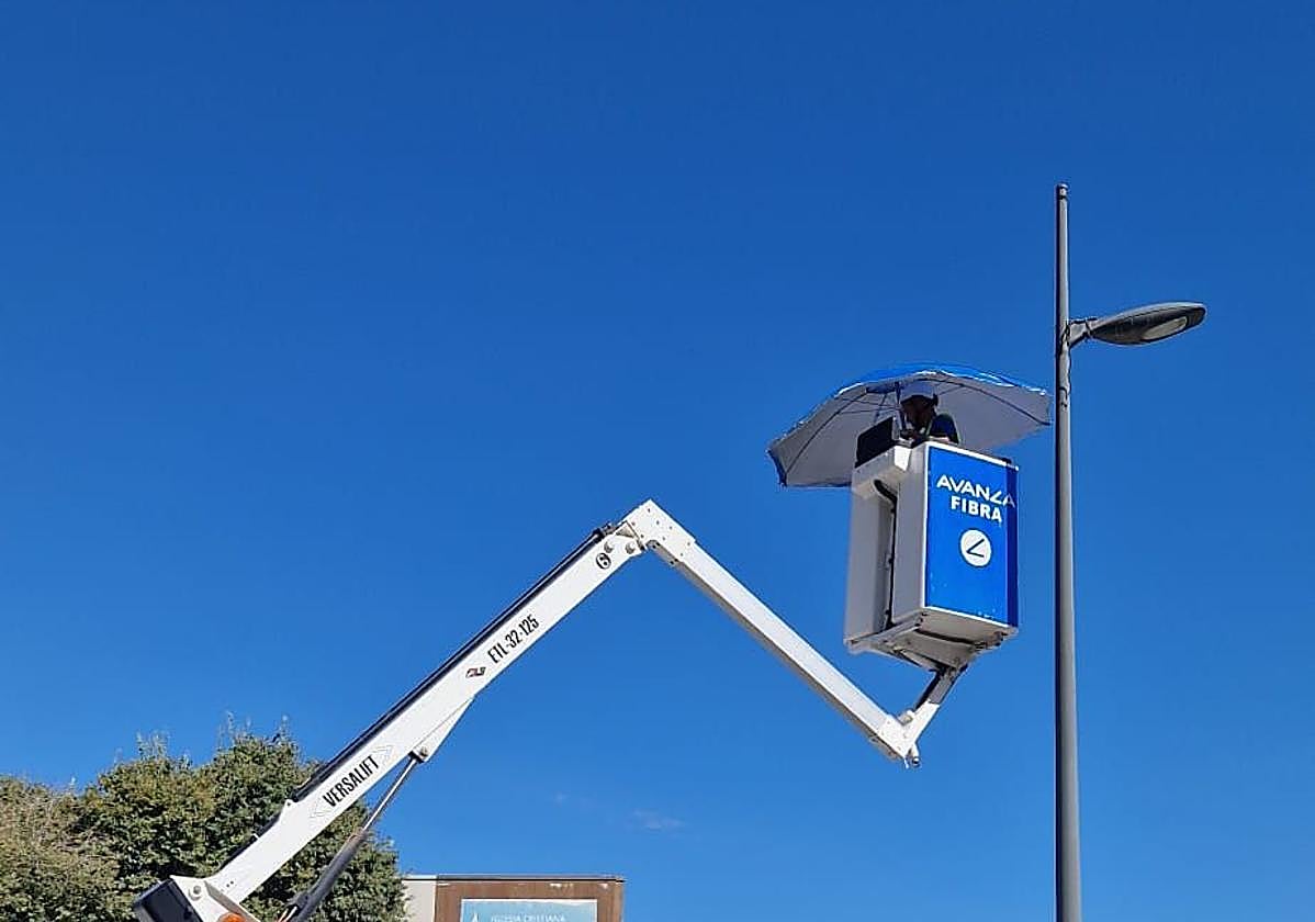 Instalación de las cámaras en una de las avenidas del municipio.