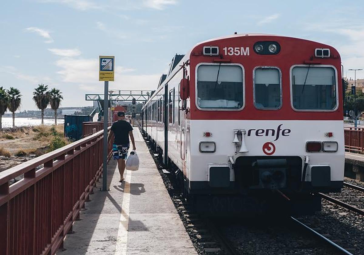 Cercanías en el apeadero de San Gabriel, en Alicante.