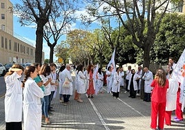 Los sanitarios se manifiestan frente a las puertas del Hospital.