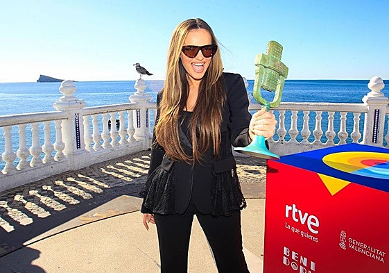 Melody con el micrófono de bronce del Benidorm Fest.