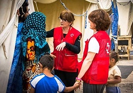 La Cruz Roja ofrece ayuda humanitaria en un campamento de refugiados.