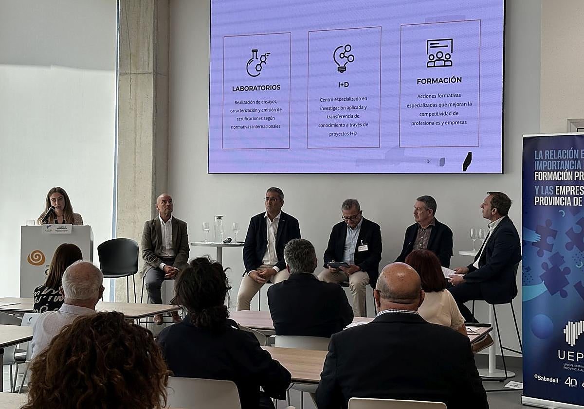 Imagen principal - El presidente de Uepal aboga por una FP de calidad y conectada con el tejido empresarial